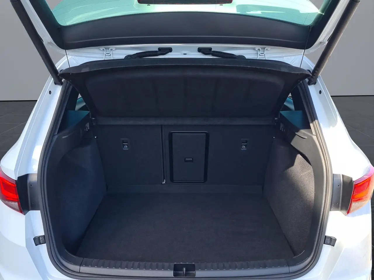 CUPRA Ateca VZ 2.0 TSI DSG 4Dr. +AHK+DCC+PANODACH+NAVI+LED+SH — Vehicle gallery 21
