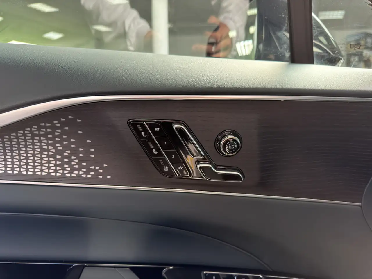 Cadillac Lyriq Luxury AWD 21"Leder AKG-Sound Pano VOLL — Vehicle gallery 15