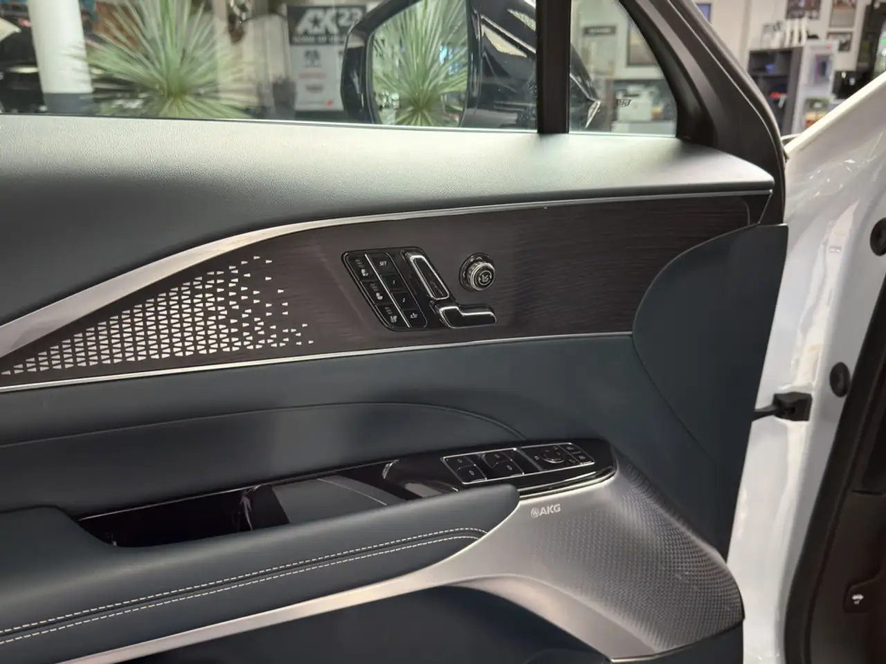 Cadillac Lyriq Luxury AWD 21"Leder AKG-Sound Pano VOLL — Vehicle gallery 14