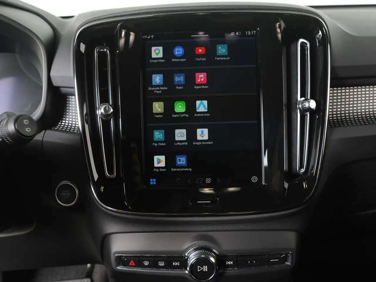 Volvo XC40 B3 B DKG Plus Black Edition *AHK * Businesspaket* — Vehicle gallery 13