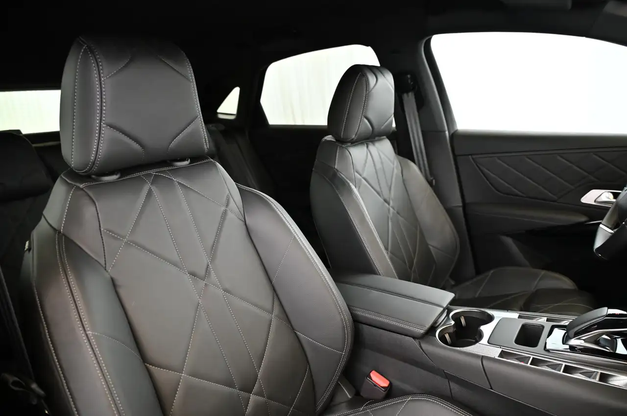 DS Automobiles DS 7 Crossback 1.6 E-TENSE 300 4x4 Rivoli 62.000 EUR — معرض صور السيارة 30