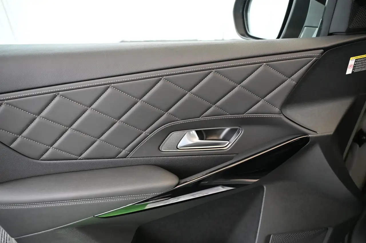 DS Automobiles DS 7 Crossback 1.6 E-TENSE 300 4x4 Rivoli 62.000 EUR — معرض صور السيارة 32