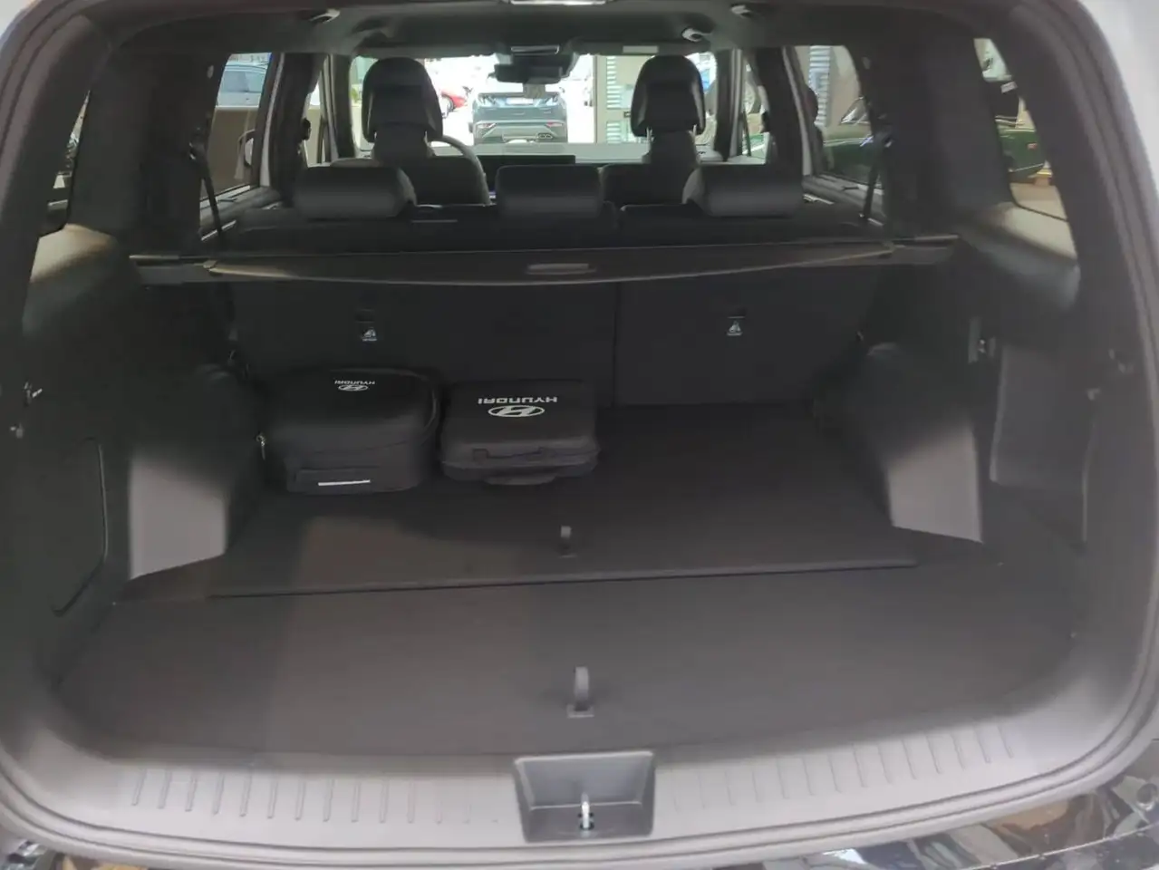 Hyundai SANTA FE 1.6 T-GDI Plug-In Hybrid 186 kW 4WD Blackline — Galerie du véhicule 9