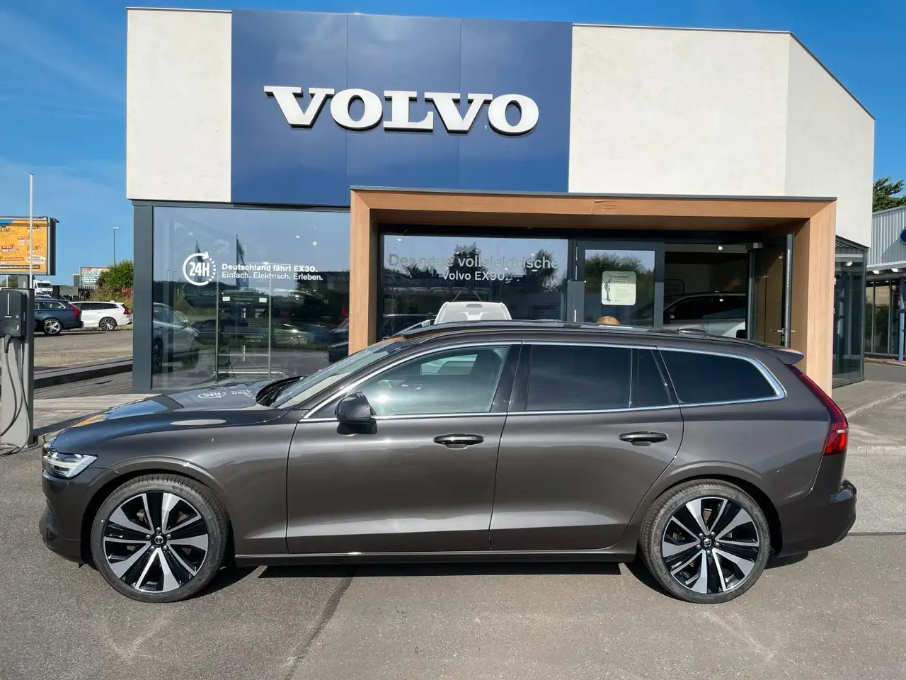 Volvo V60 B4 Core — Vehicle gallery 4