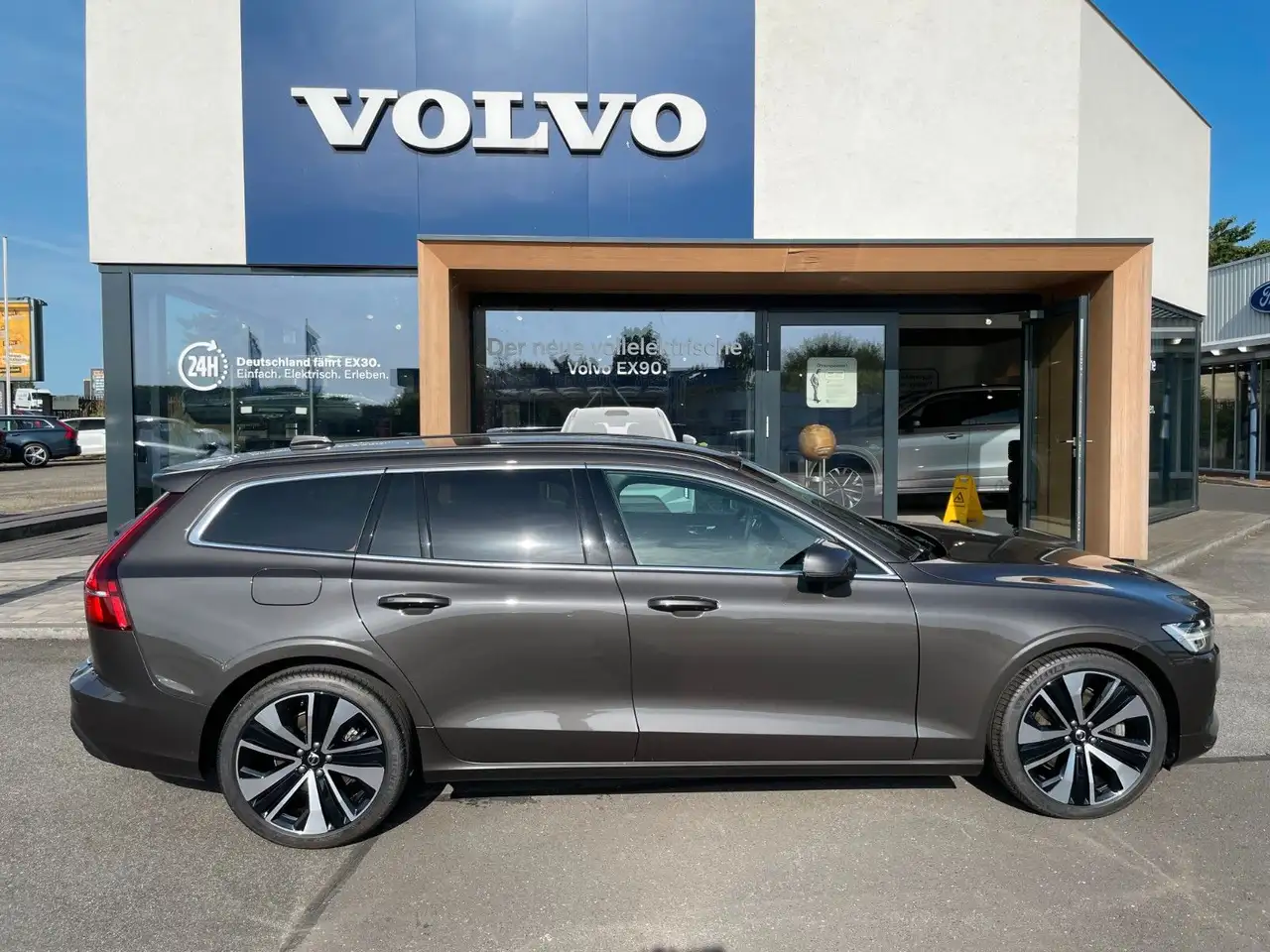Volvo V60 B4 Core — Vehicle gallery 5