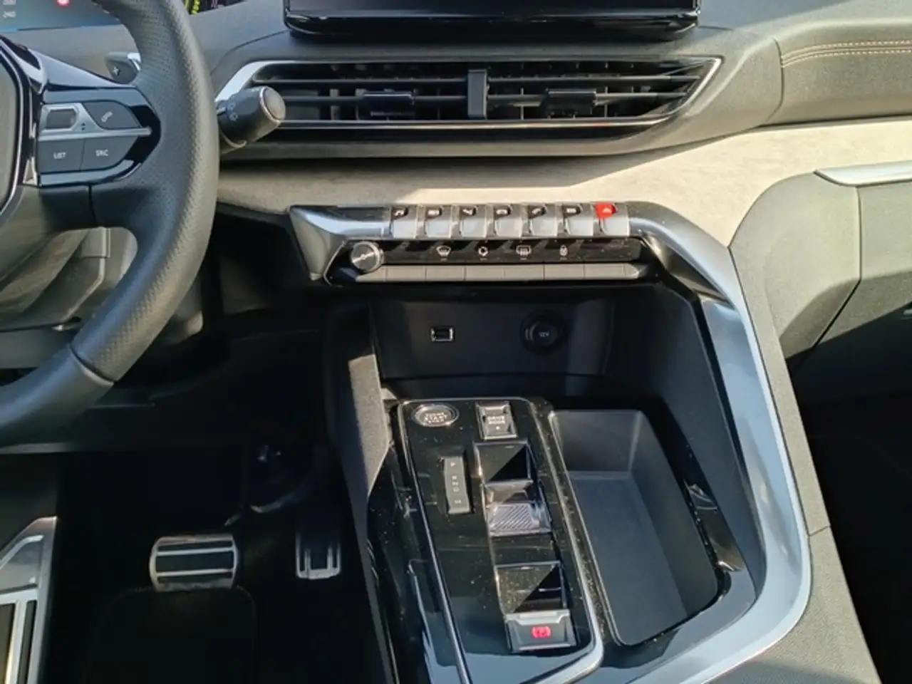 Peugeot 5008 GT HYBRID 136 e-DSC6 7-Sitzer 360KAMERA PDC NAV... — Vehicle gallery 11