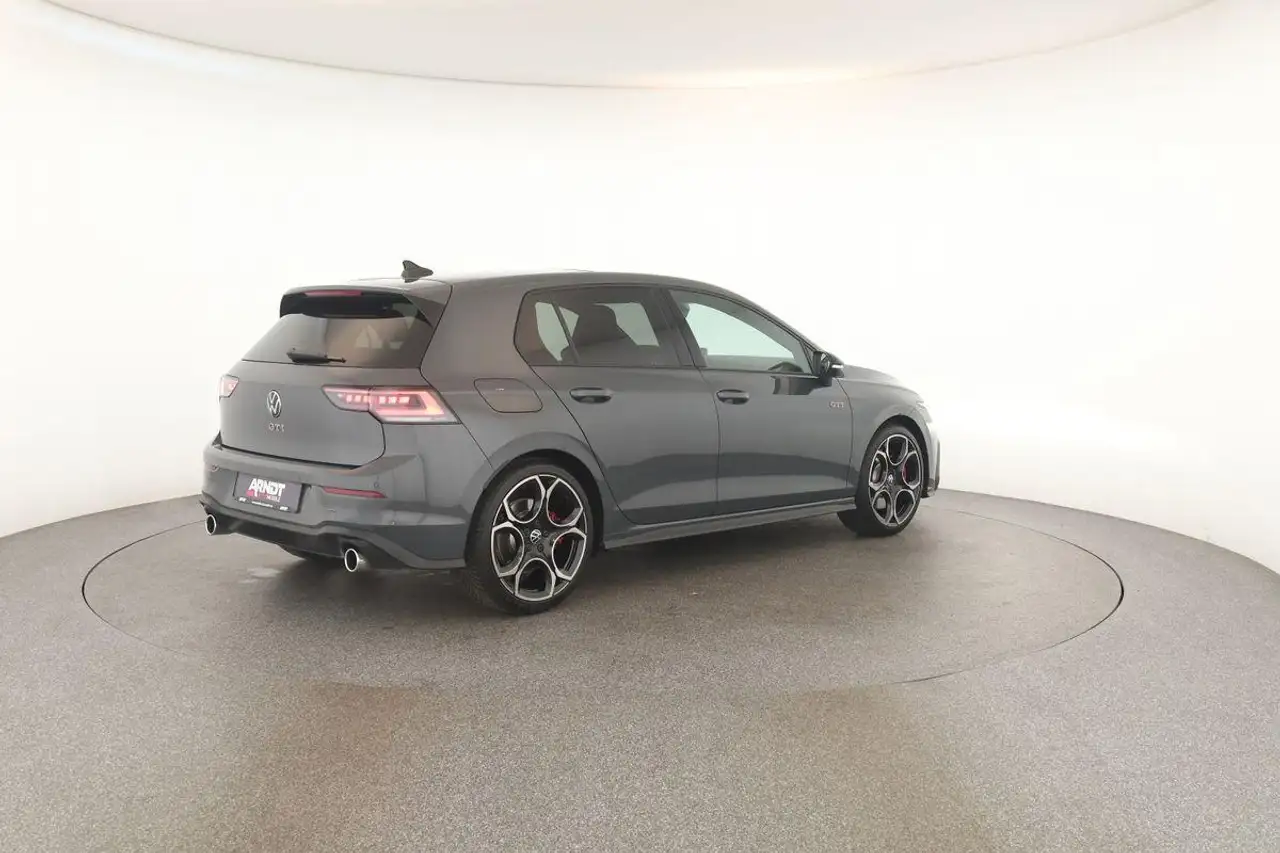 Volkswagen Golf GTI DSG Black IQ.LIGHT Pano HUD HarmanK 19" — Vehicle gallery 26