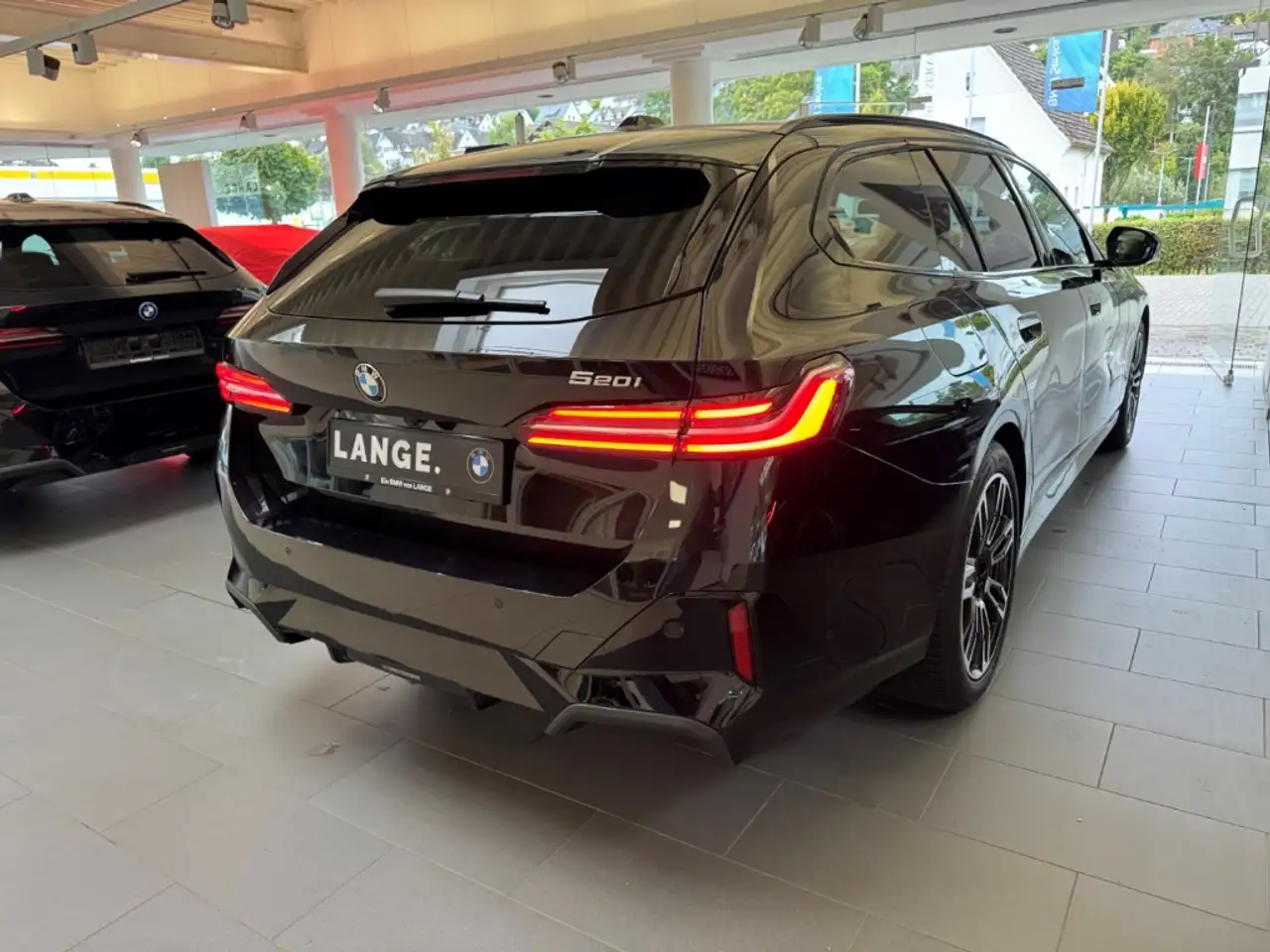 BMW 520 i MSPORT HEADUP+ANHÄNG.KUPPL.+STANDHZ.+PANO+H&K+EL — Galería del vehículo 7