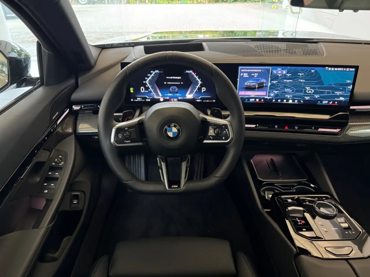BMW 520 i MSPORT HEADUP+ANHÄNG.KUPPL.+STANDHZ.+PANO+H&K+EL — Galería del vehículo 13