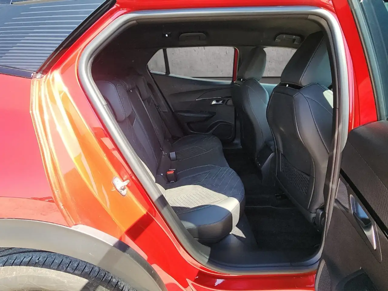 Peugeot 2008 GT PT130 EAT8 Navi LED ACC 360 Kamera Massagesitze — Galerie du véhicule 14