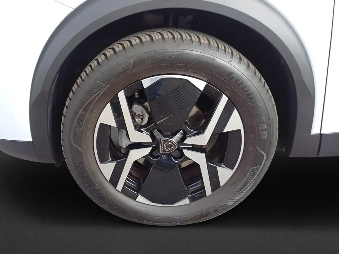 Peugeot 2008 Neuer 2008 Allure PureTech 130 EAT8 — Vehicle gallery 8