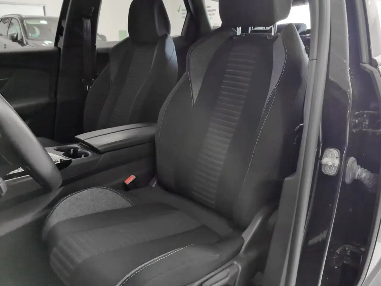 Peugeot 3008 HYB PHEV 180 Active Pack e-EAT8 — Galerie du véhicule 22