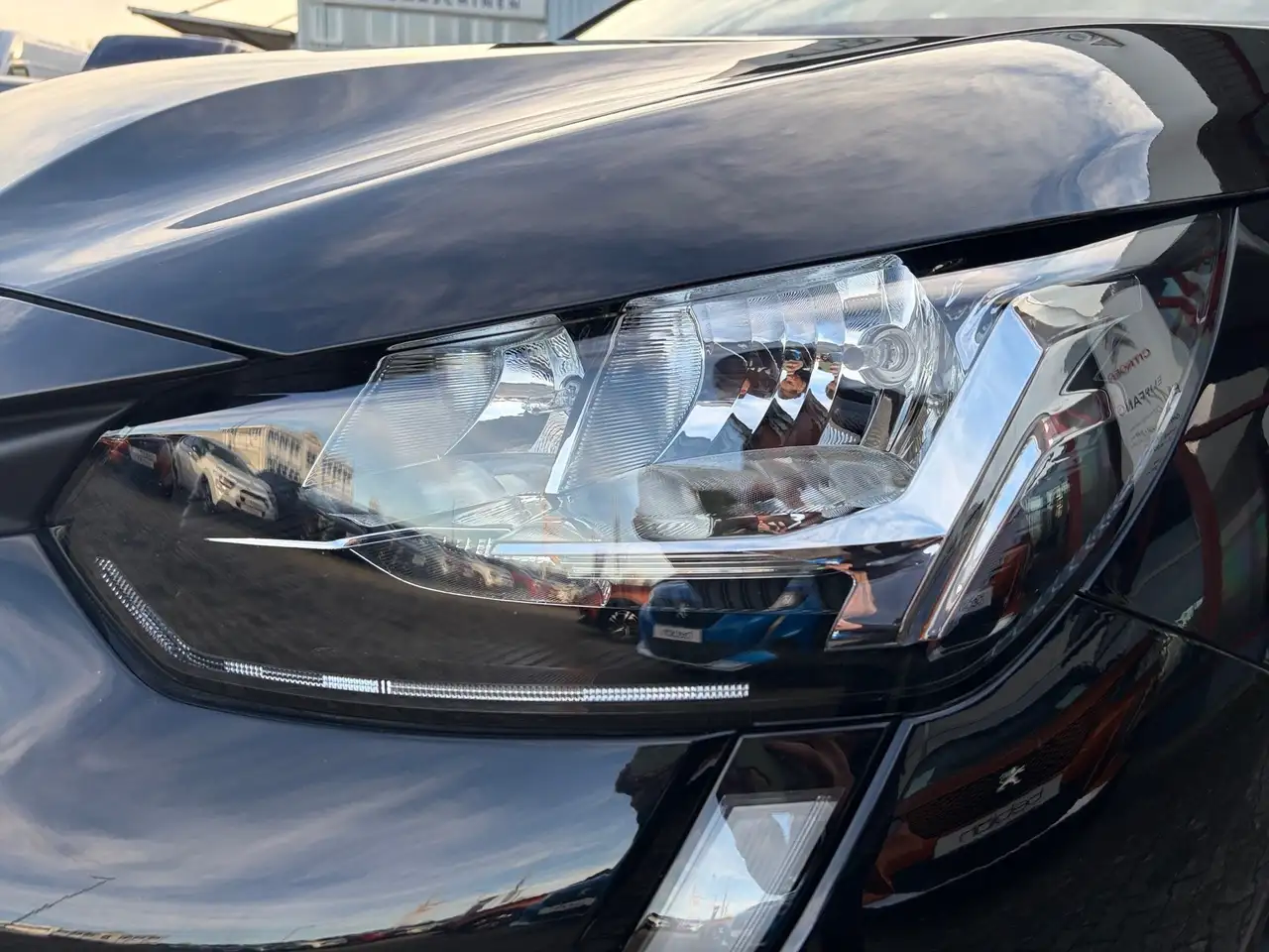 Peugeot 208 1.2 PureTech 100 Active Pack PDC Sitzheiz. — Galería del vehículo 3