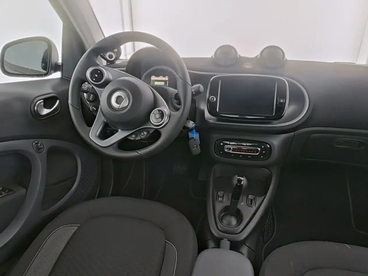 smart forTwo EQ PASSION/EXCL/22KW/RFK+EPH/PANORAM/SHZ/LED/GJR — Galerie du véhicule 6