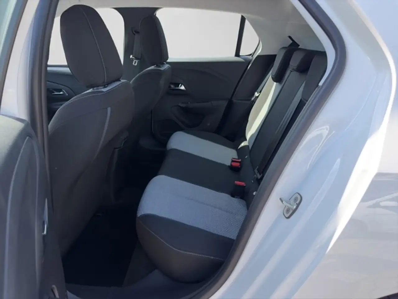 Opel Corsa F Edition PDC DAB SHZ LHZ KLIMA — Vehicle gallery 15