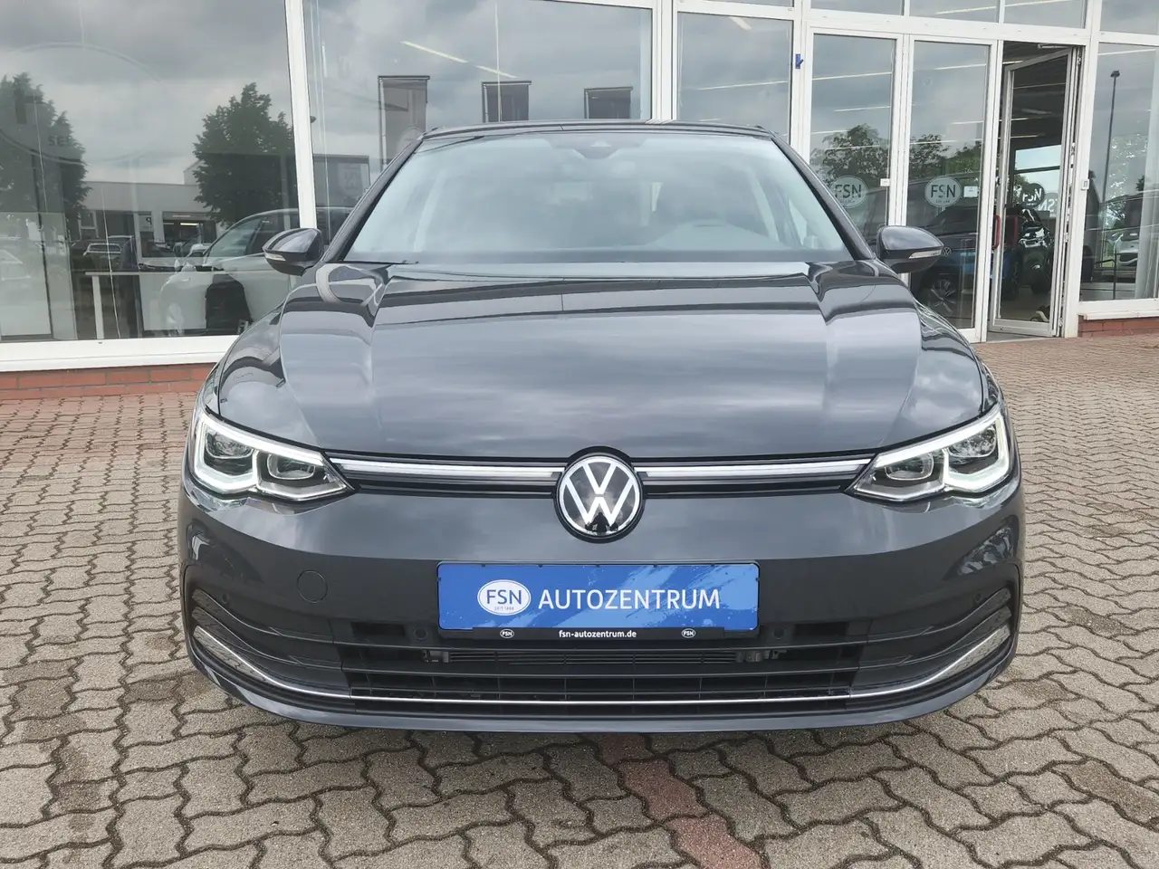 Volkswagen Golf VIII 1.5 eTSI DSG LEdPlus Navi Clima SHZ — معرض صور السيارة 9