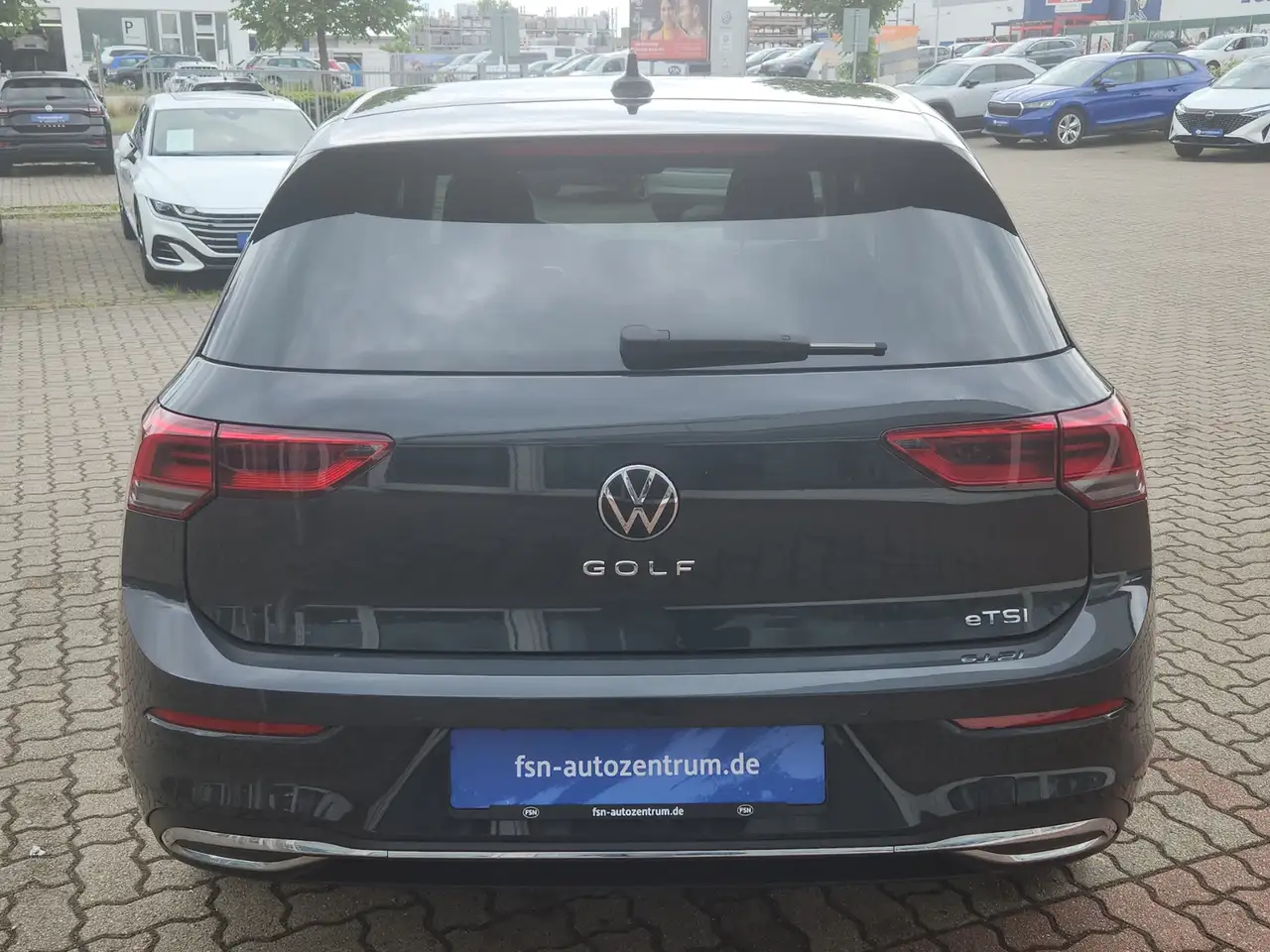 Volkswagen Golf VIII 1.5 eTSI DSG LEdPlus Navi Clima SHZ — معرض صور السيارة 5