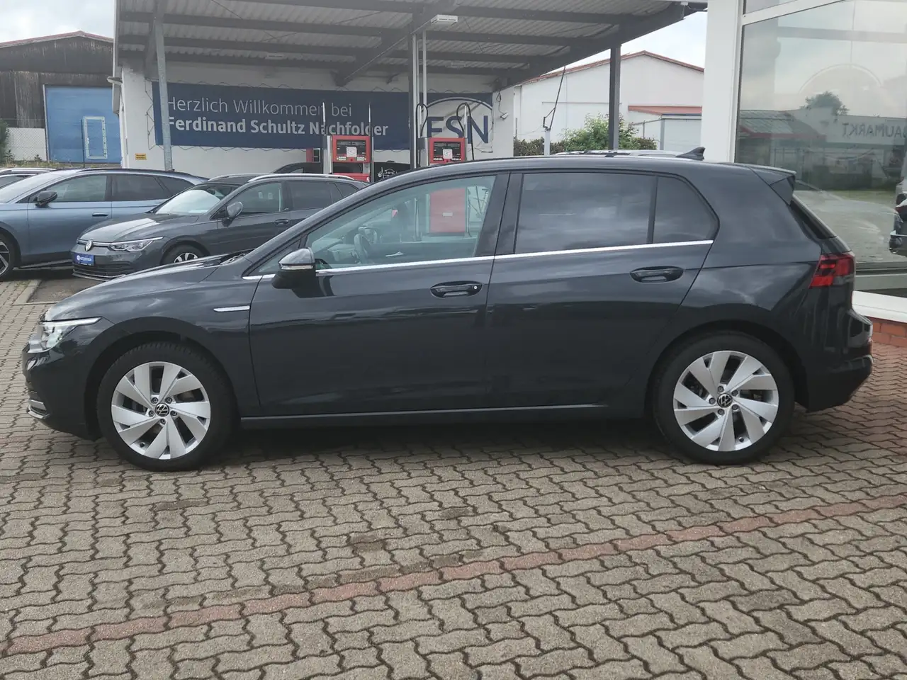 Volkswagen Golf VIII 1.5 eTSI DSG LEdPlus Navi Clima SHZ — معرض صور السيارة 3