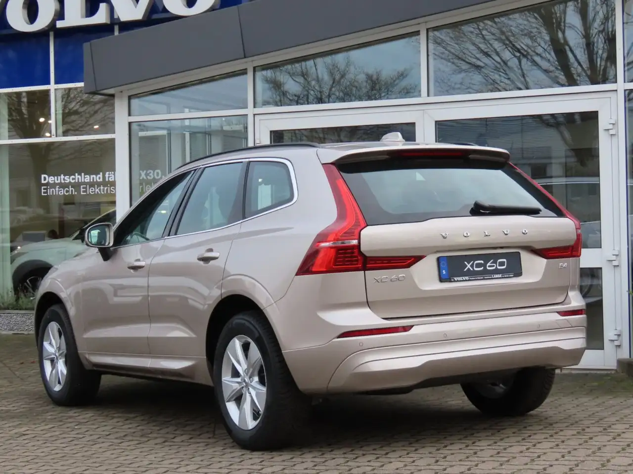 Volvo XC60 B4 Core (Soundsystem; Sitzheizung 4 Sitze ) — معرض صور السيارة 5