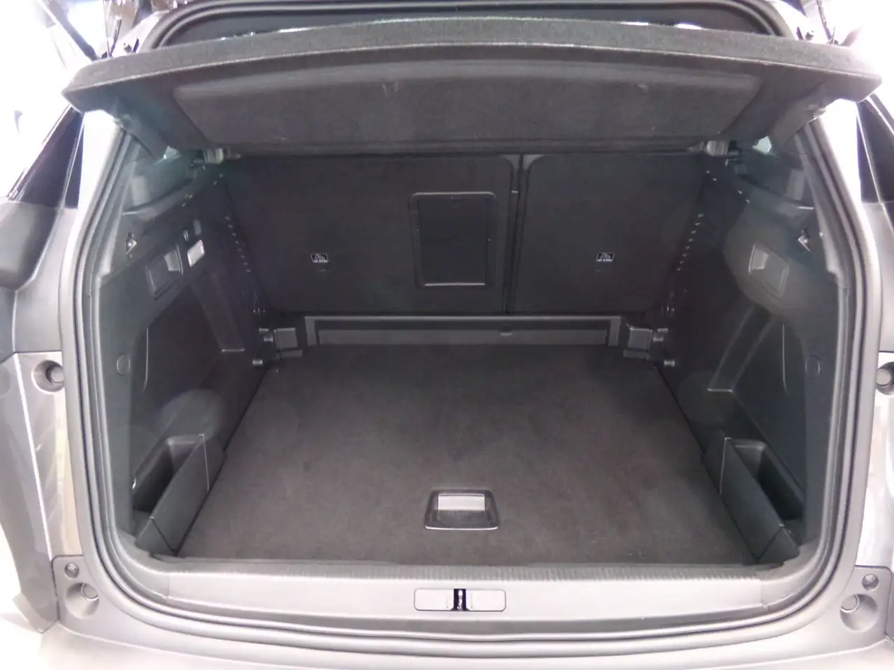 Peugeot 3008 1.2 Hybrid 136 GT ACC+LED+Navi+SHZ+2xKlima — Galería del vehículo 14