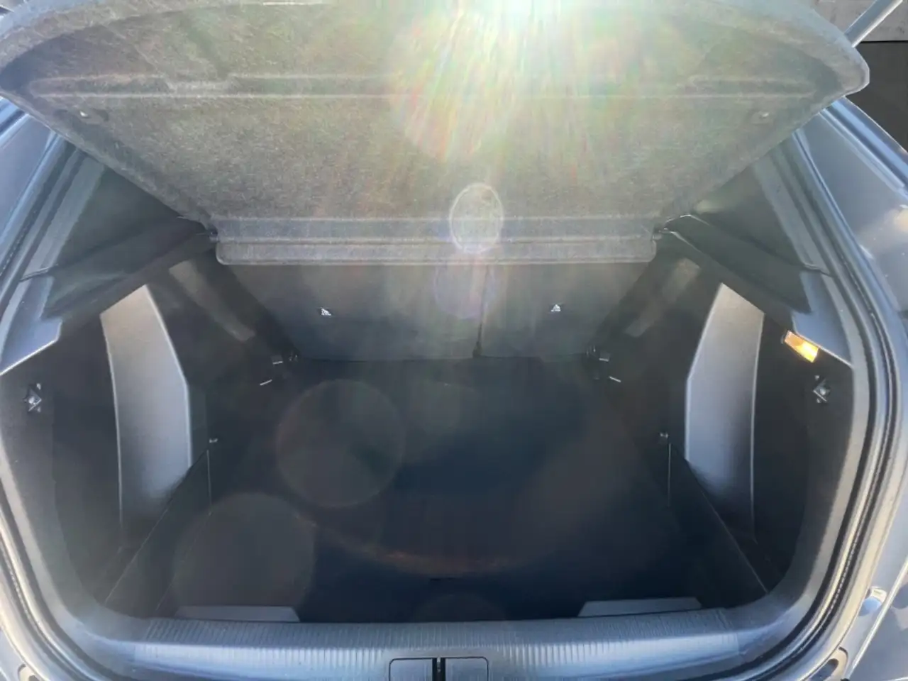 Peugeot 2008 Active PureTech 100 LED SHZ Spurhalteass. Verkehrs — Galería del vehículo 7