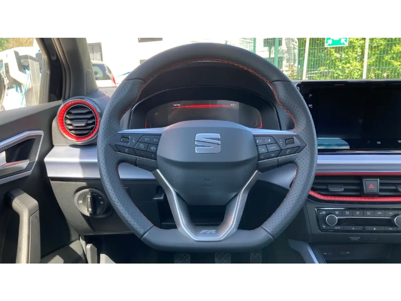 SEAT Arona 1.0 TSI FR +SHZ+NAVI+ACC+LED+TOUCH+KLIMA+ — Vehicle gallery 15