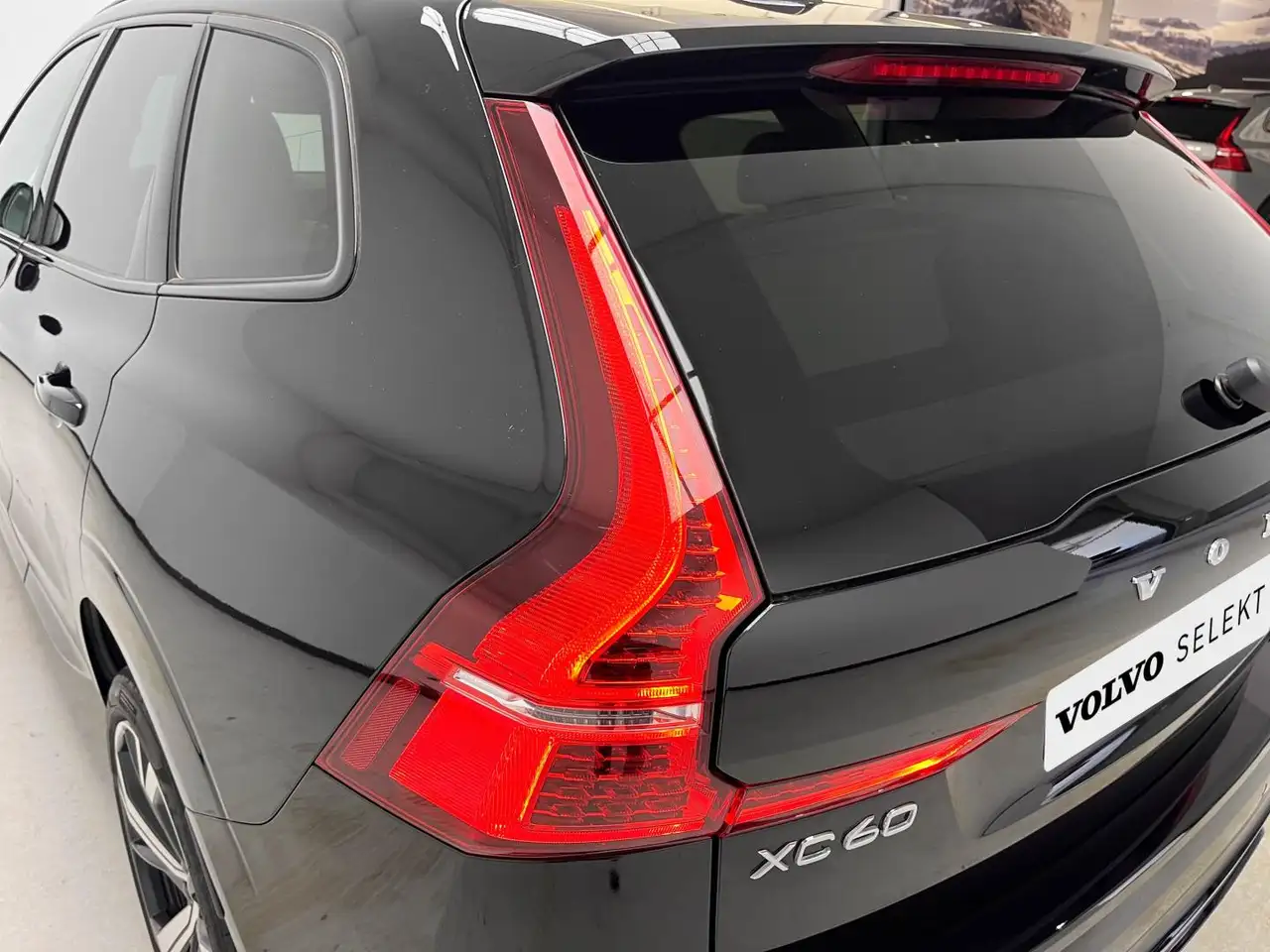 Volvo XC60 2.0 T6 AWD Recharge Ultra Dark Auto — Vehicle gallery 16