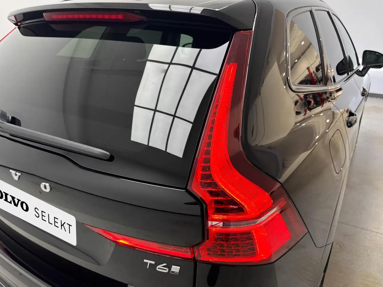 Volvo XC60 2.0 T6 AWD Recharge Ultra Dark Auto — Vehicle gallery 15