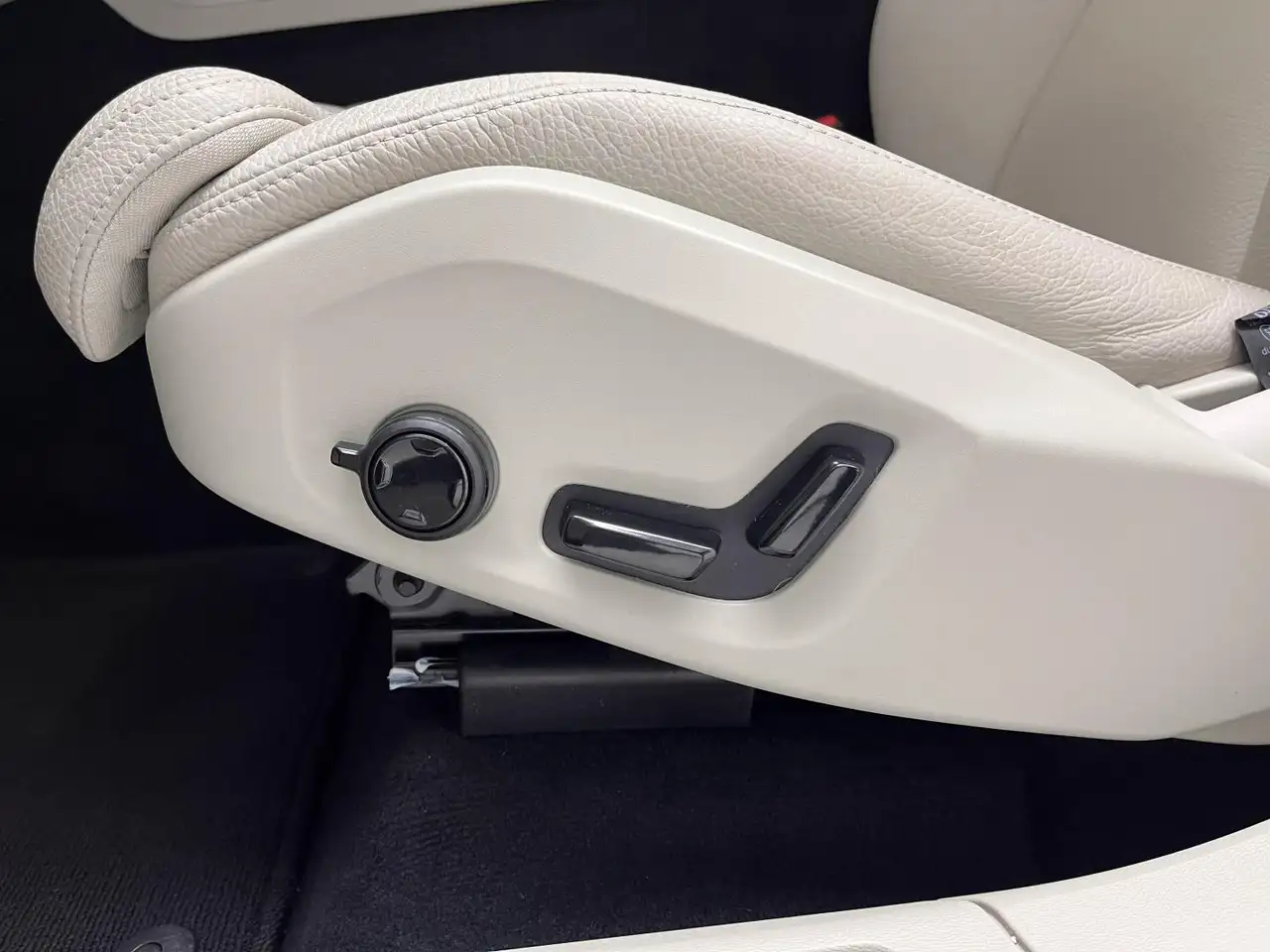 Volvo XC60 2.0 T6 AWD Recharge Ultra Dark Auto — Vehicle gallery 19