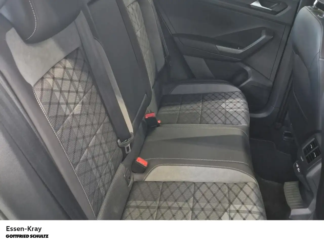 Volkswagen T-Roc R-Line 1.5 TSI DSG LED Parkpilot Sitzheizung — Vehicle gallery 4