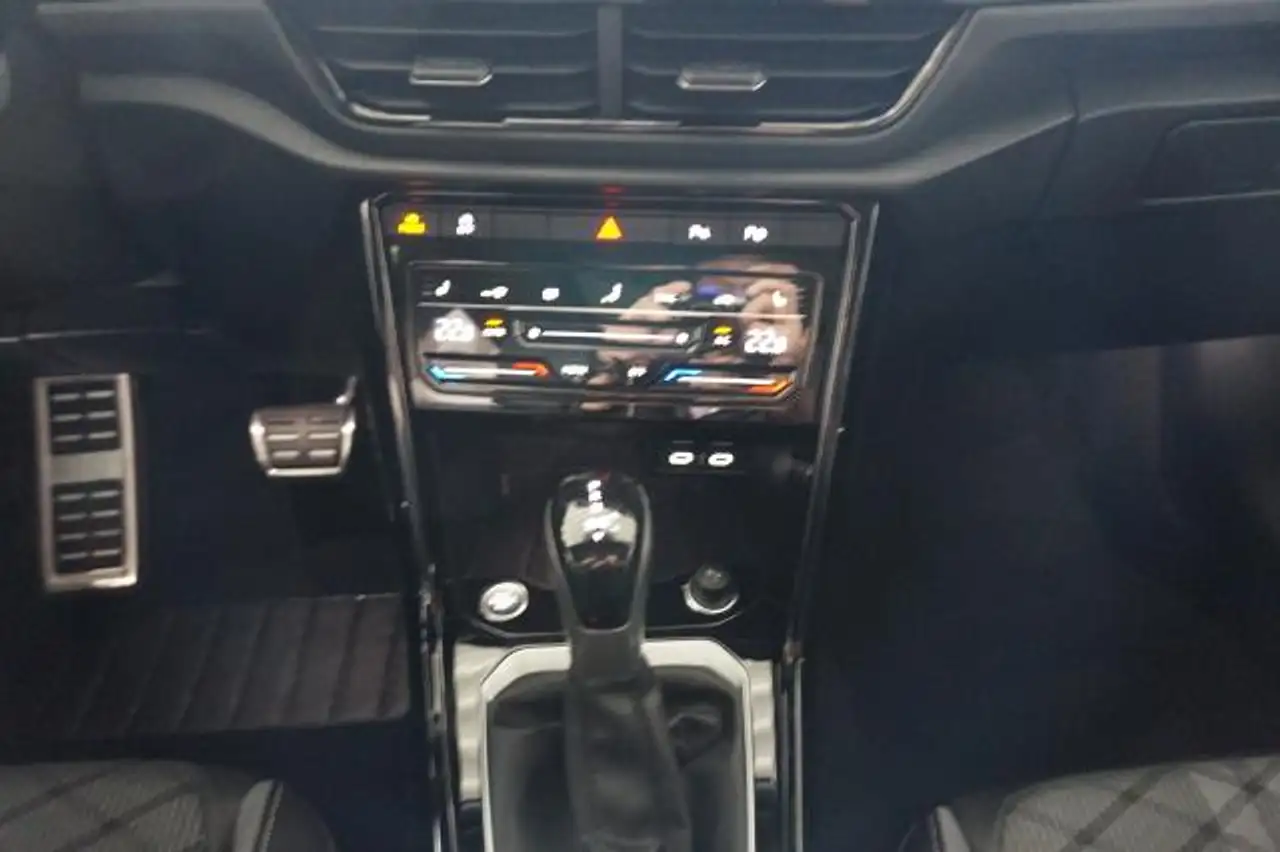 Volkswagen T-Roc T-ROC 1,5 TSI DSG R-LINE BLACK PANO RFK NAV — Vehicle gallery 10