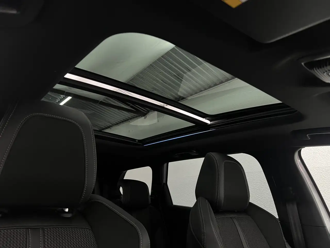 Peugeot 5008 Hybrid 136 e-DSC GT BLACK TONE 7SITZ+PANO+ — Vehicle gallery 9