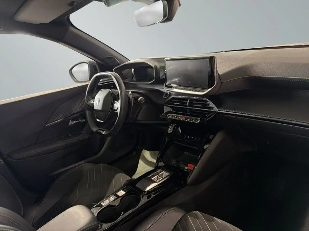 Peugeot 2008 Neuer GT PureTech / PANO / AHK / 360°-Kam. — Galería del vehículo 15