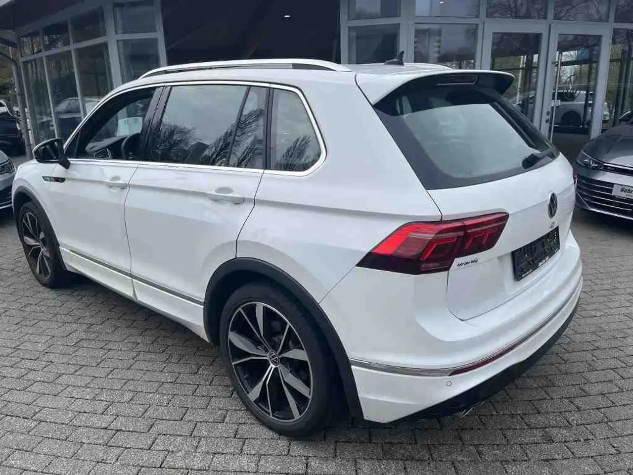 Volkswagen Tiguan R 2.0 TSI AHK Matrix DCC ACC — Vehicle gallery 5