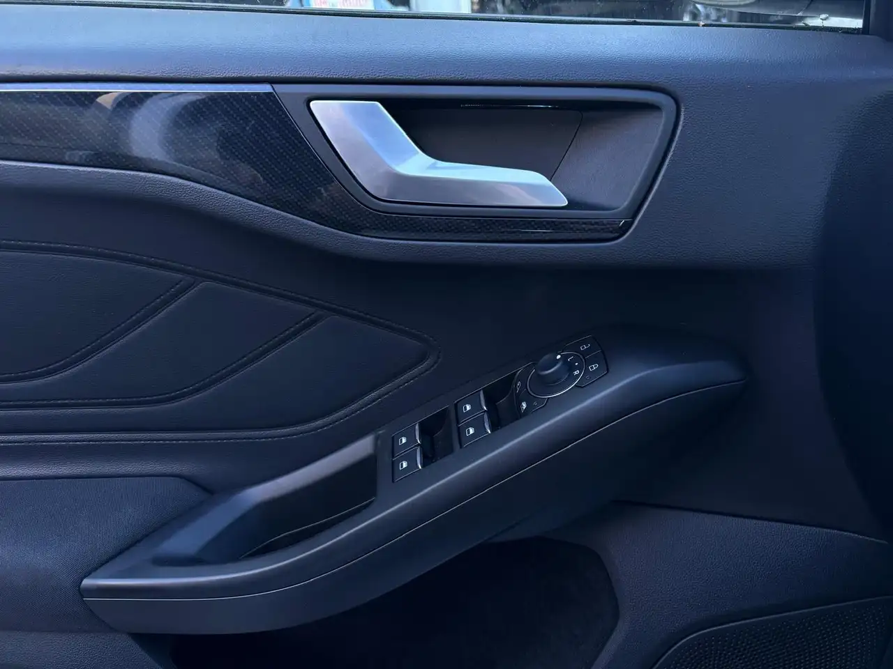 Ford Focus Turnier ST-Line X 1.0 AHK HEAD-UP KEYLESS — Galería del vehículo 17
