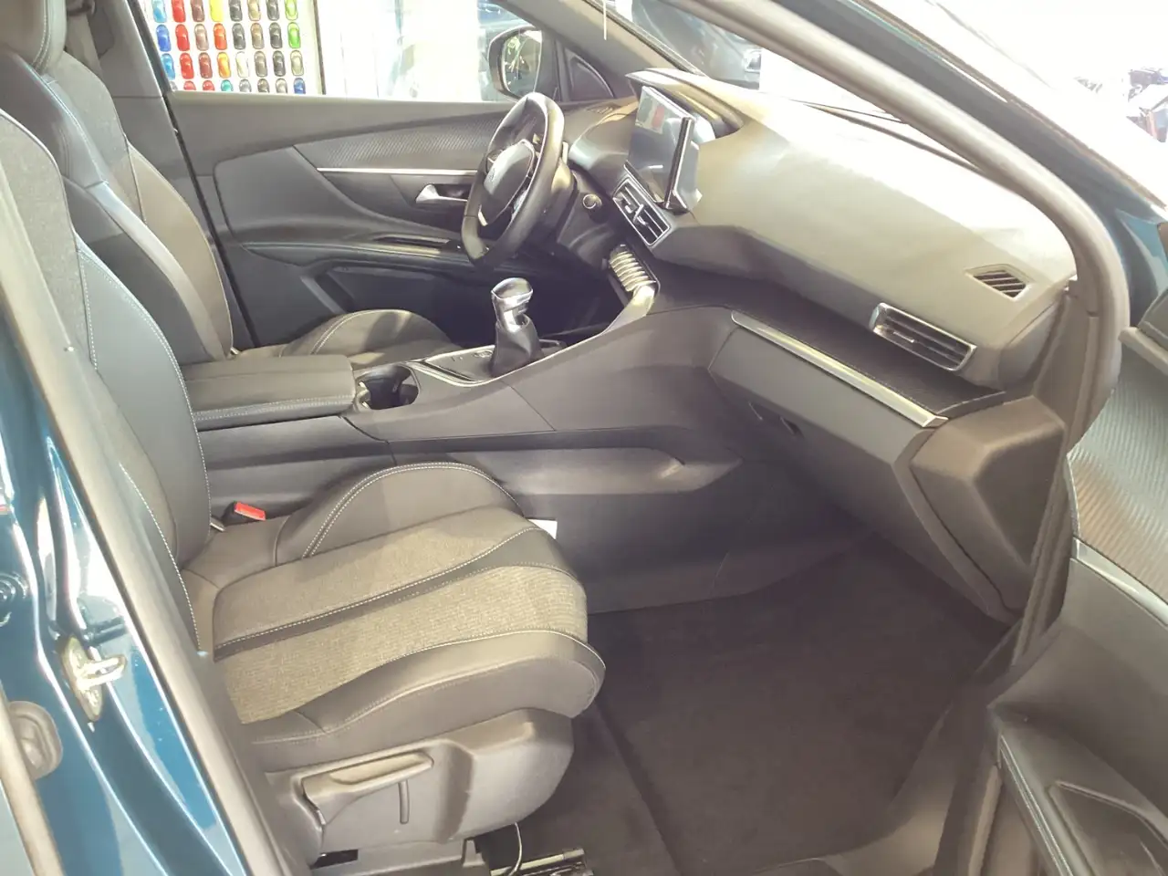 Peugeot 5008 1.2 PureTech 130 ALLURE LED+Navi+SHZ+Kam. — Galería del vehículo 19
