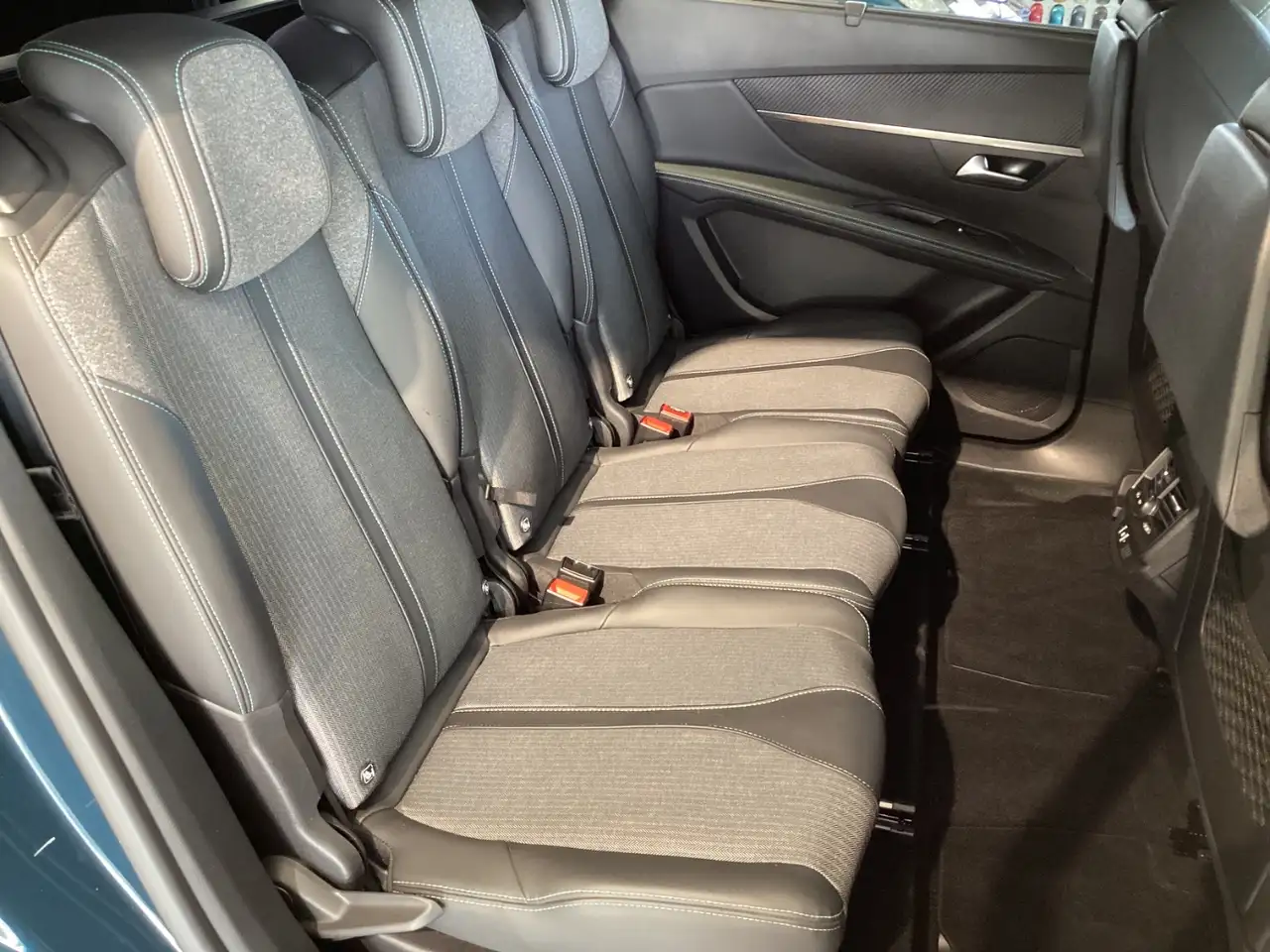 Peugeot 5008 1.2 PureTech 130 ALLURE LED+Navi+SHZ+Kam. — Galería del vehículo 20