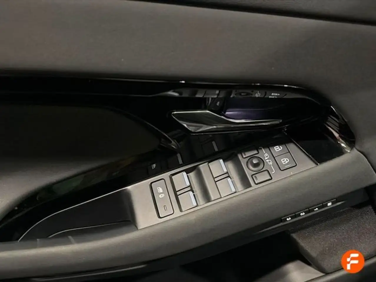 Land Rover Range Rover Evoque 1.5 I3 PHEV Dynamic HSE AWD Auto — Vehicle gallery 24