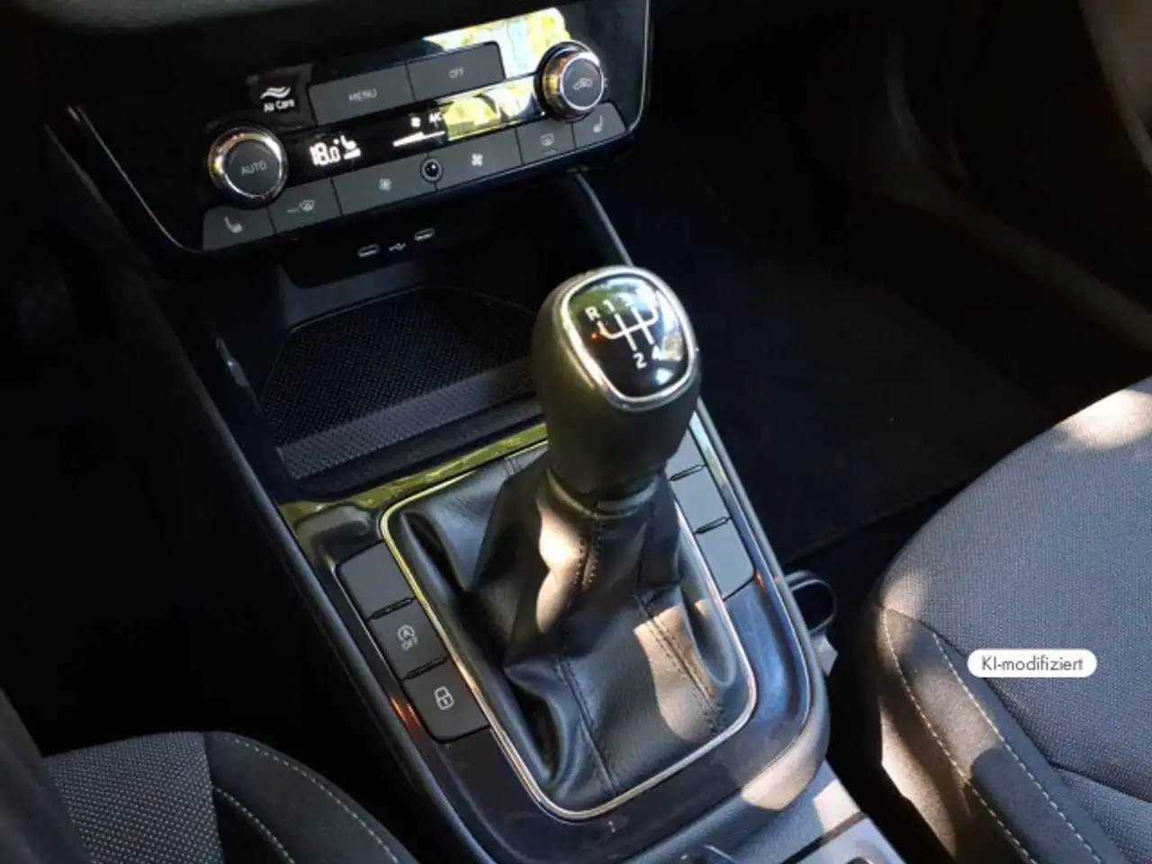 Skoda Fabia 1.0 TSI Selection LED+App+PDCh+Climatr+Sit — Vehicle gallery 4