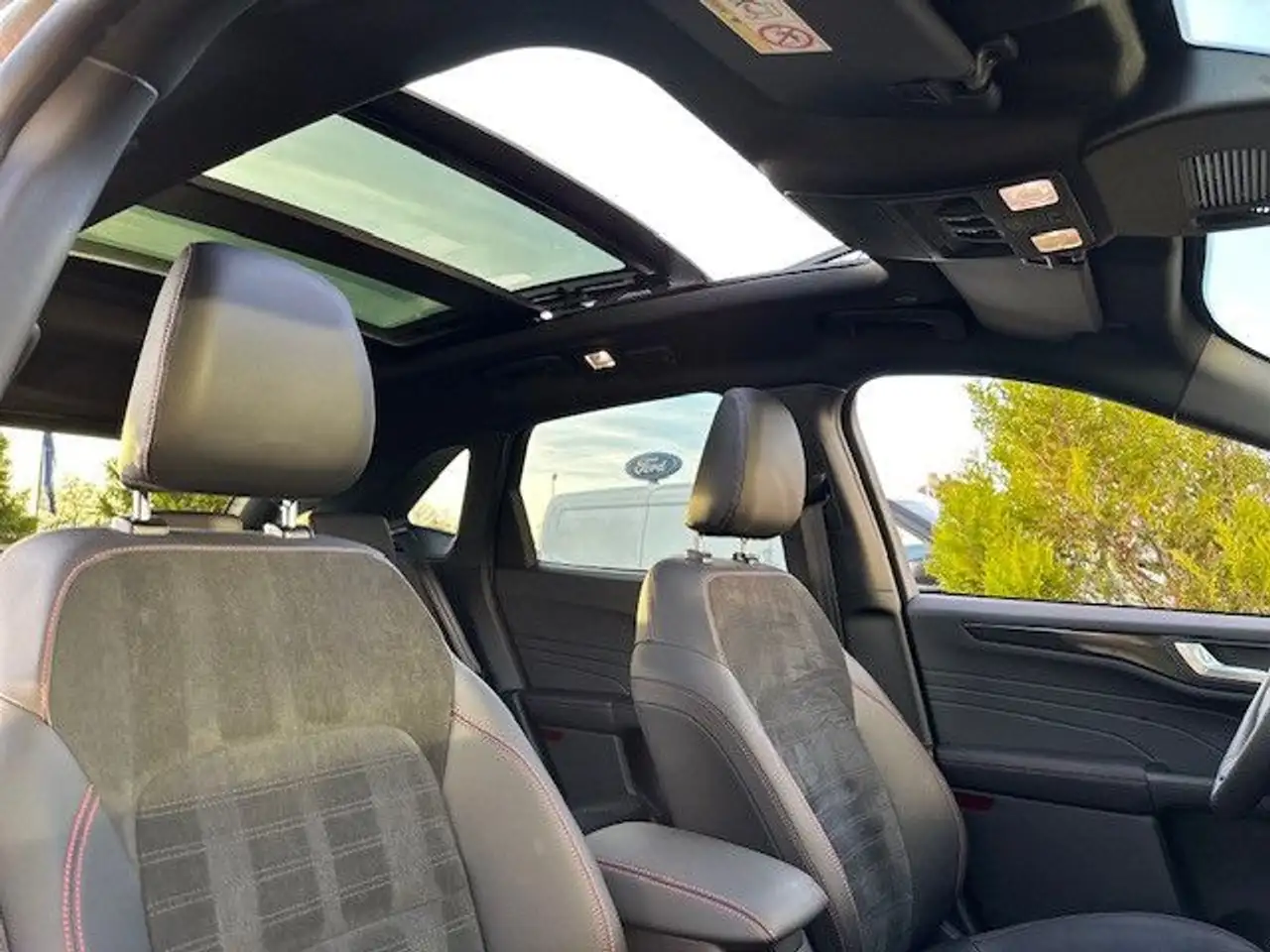 Ford Kuga PHEV ST-Line X 225PS |Pano|AHK|20" — Galerie du véhicule 15