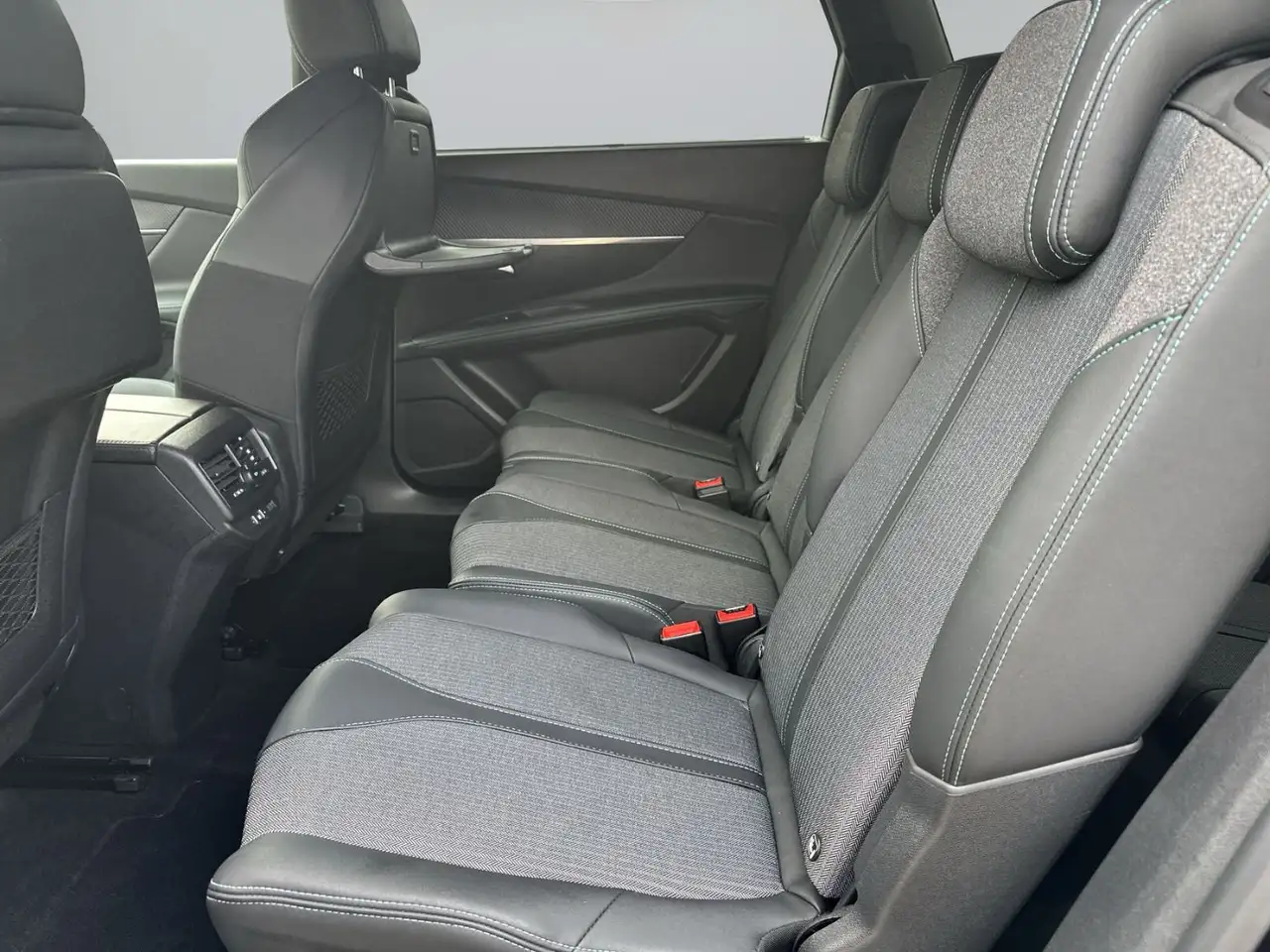 Peugeot 5008 1.2 PureTech 130 ALLURE LED+Navi+SHZ+360+LM — معرض صور السيارة 12