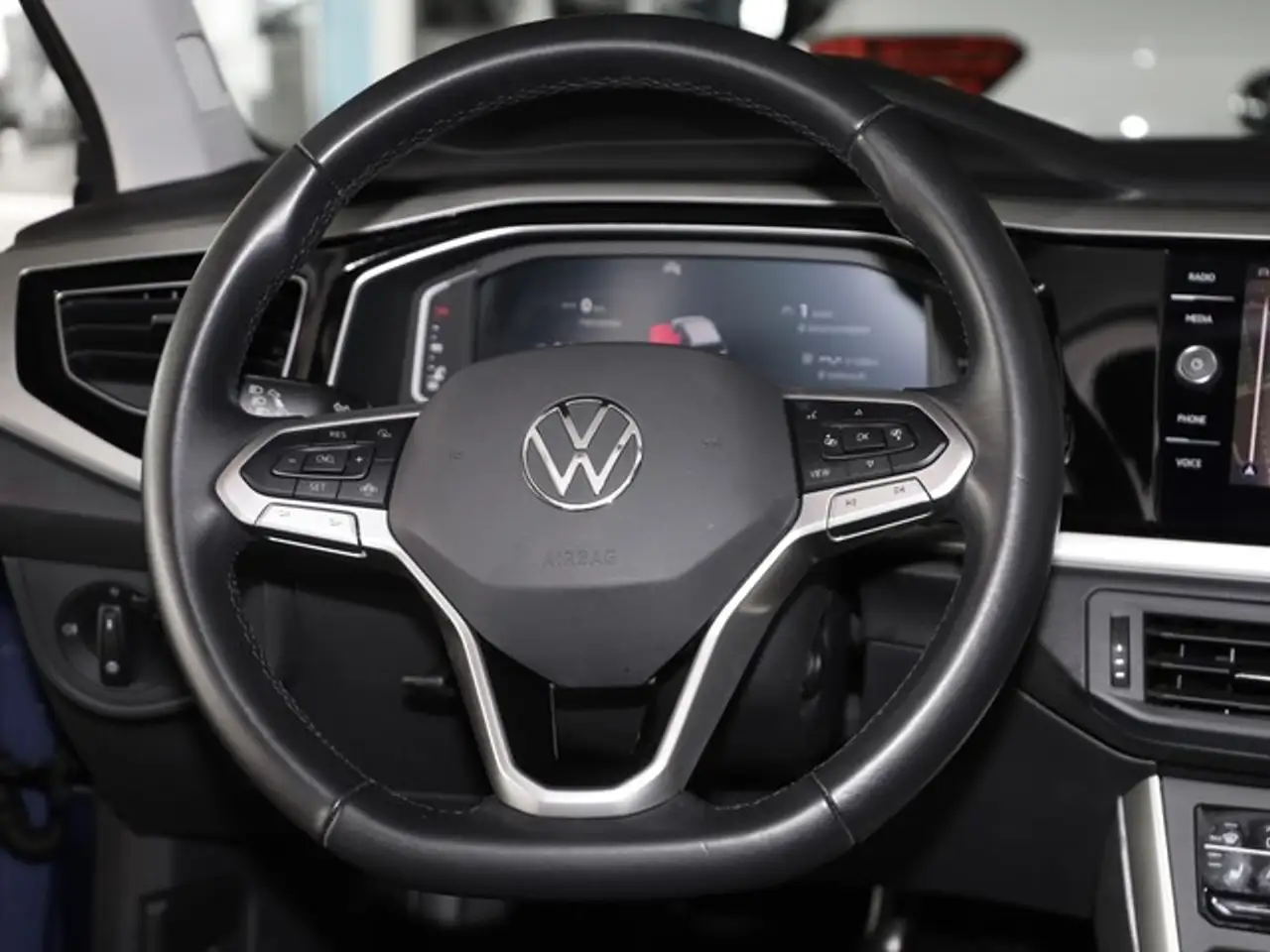 Volkswagen Polo 1,0 TSI Move Matrix Navi Pano PDC Klimaautom. 16" — معرض صور السيارة 9