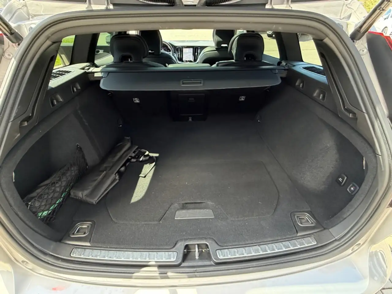 Volvo V60 B4 Plus Dark AHK Pano Leder Digitales Cockpit Memo — Vehicle gallery 20