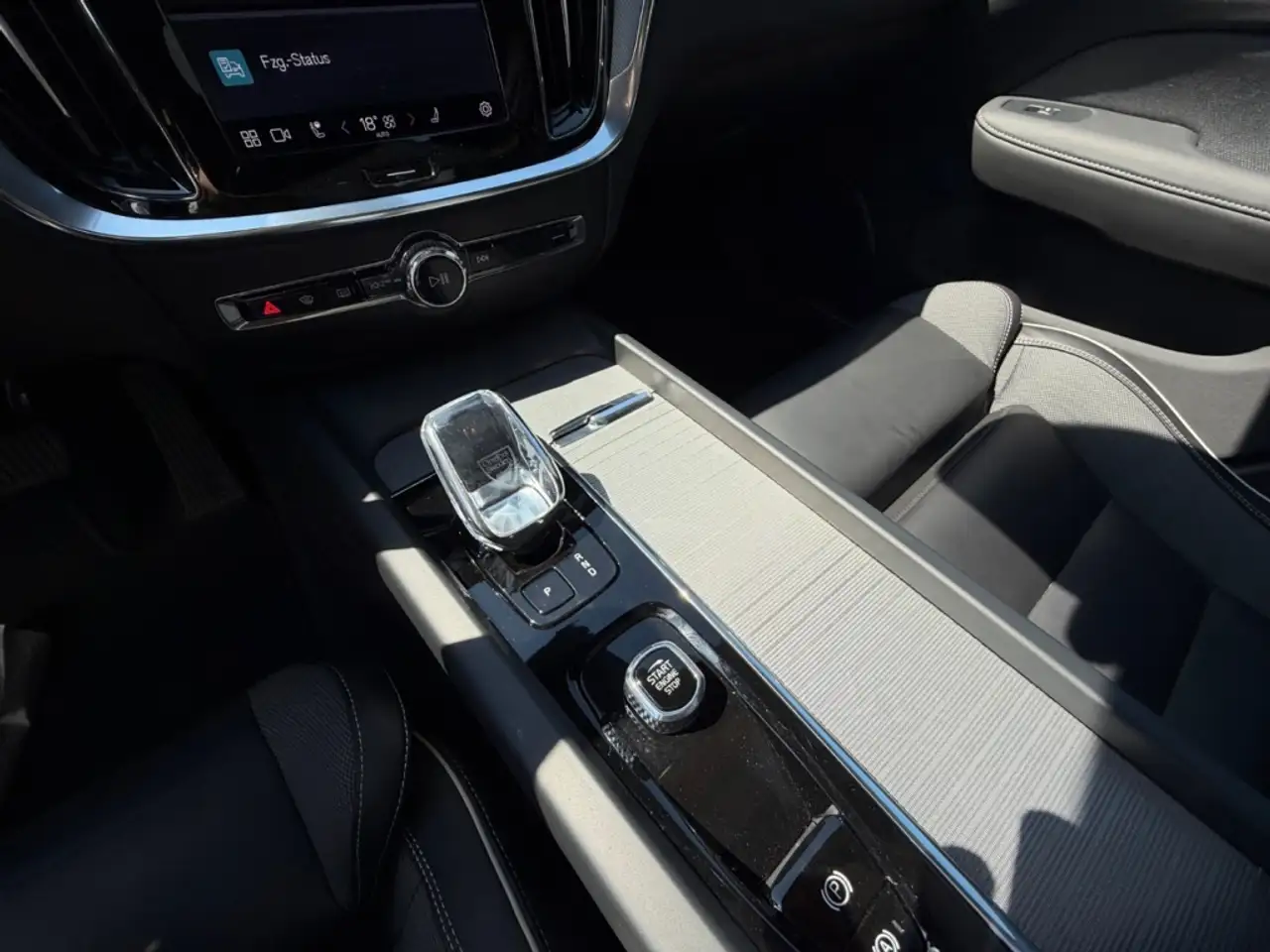 Volvo V60 B4 Plus Dark AHK Pano Leder Digitales Cockpit Memo — Vehicle gallery 13