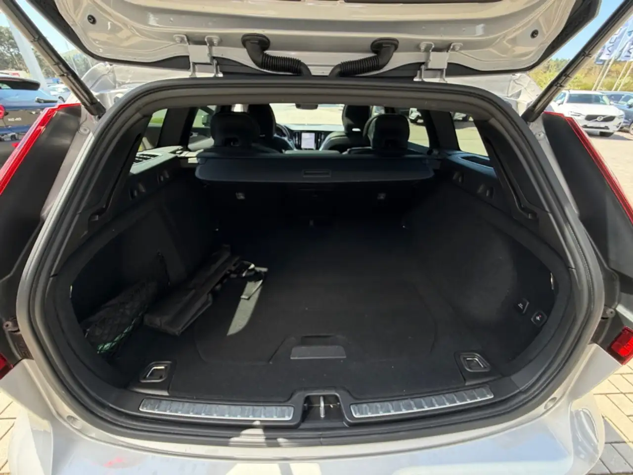 Volvo V60 B4 Plus Dark AHK Pano Leder Digitales Cockpit Memo — Vehicle gallery 17