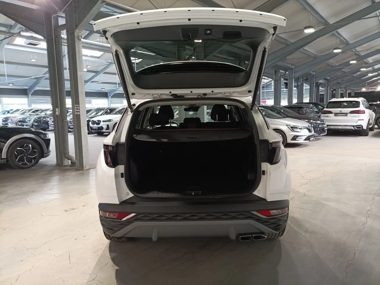 Hyundai TUCSON 1.6 T-GDI Trend 4WD|LED|Navi|PDC|Kamera — Vehicle gallery 6