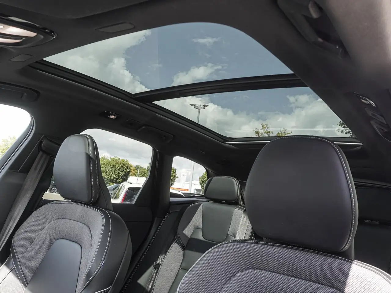 Volvo XC60 T8 AWD Black Edition Ultra Plug-in Hybrid — Vehicle gallery 8