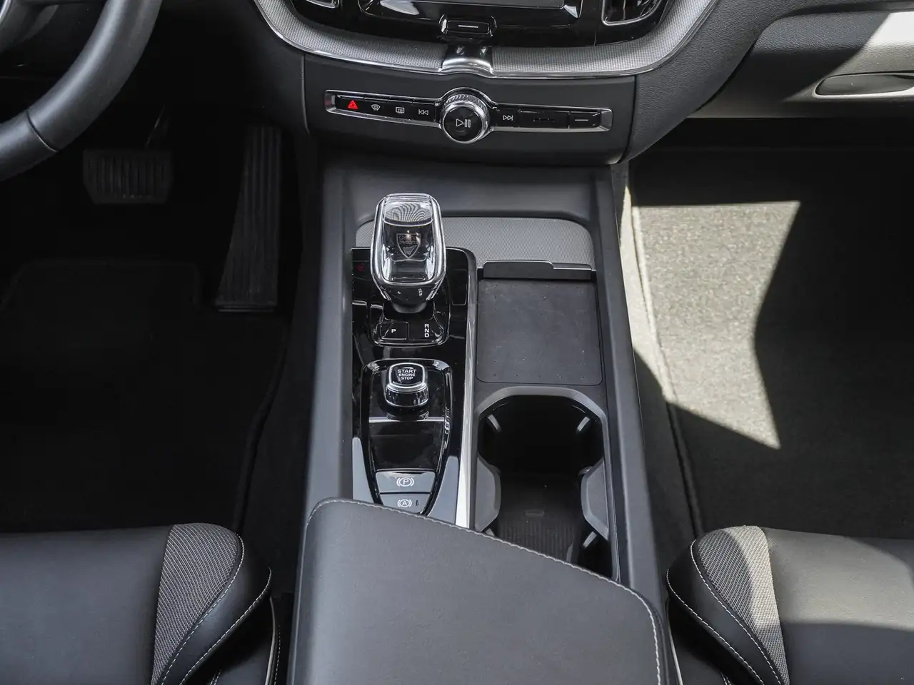Volvo XC60 T8 AWD Black Edition Ultra Plug-in Hybrid — Vehicle gallery 14