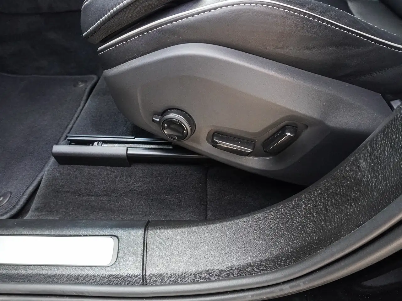 Volvo XC60 T8 AWD Black Edition Ultra Plug-in Hybrid — Vehicle gallery 16