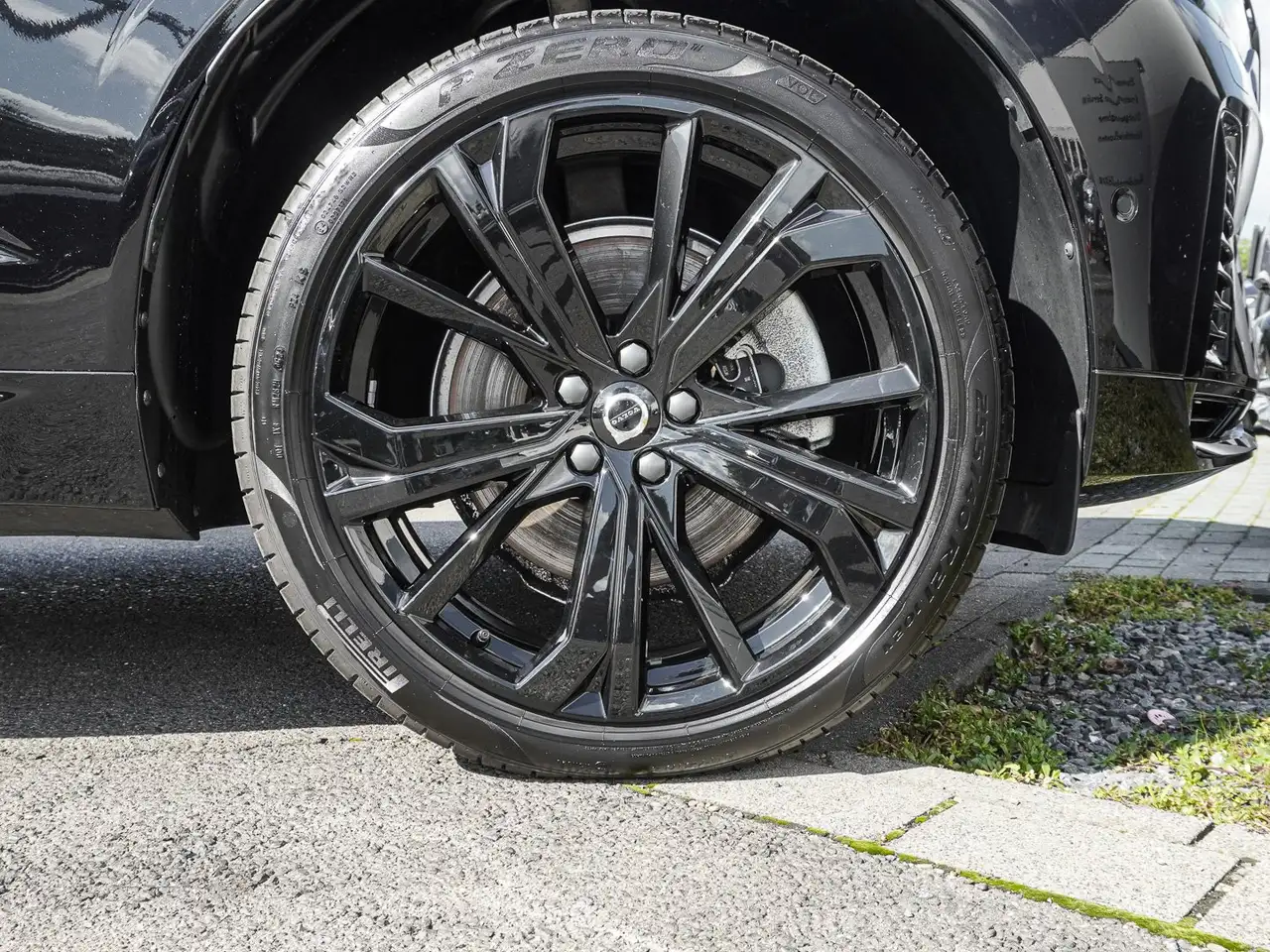 Volvo XC60 T8 AWD Black Edition Ultra Plug-in Hybrid — Vehicle gallery 7